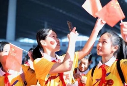 广州白云机场2号航站楼70名画童共绘70朵木棉花祝福祖国