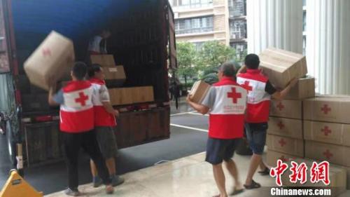 四川红十字会紧急调拨救灾物资运往威远地震震区