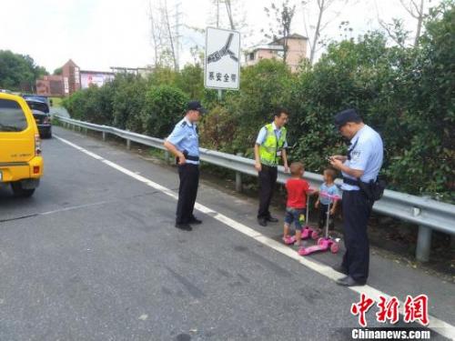 永康3岁熊孩子带着滑板上高速 警民协力帮其找回家人