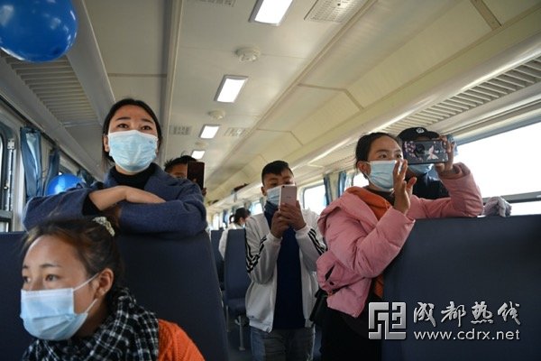 西昌铁警与旅客群众共庆首个中国人民警察节