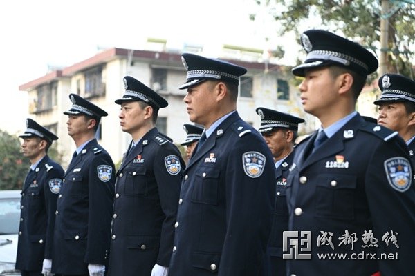 喜迎首个中国人民警察节 西昌铁警在警旗下许下庄严的承诺
