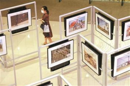 《百名摄影师聚焦COVID-19》画册精选图片展在北京国贸商城开幕