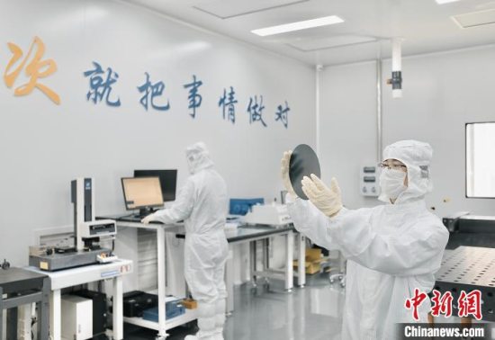 中国国内首台12英寸全自动超精密晶圆环切设备在浙江余姚交付