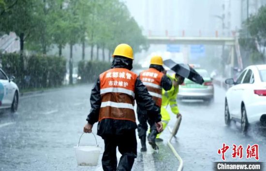 成都：暴雨致夜晚路灯推迟开灯 抢险维护不停