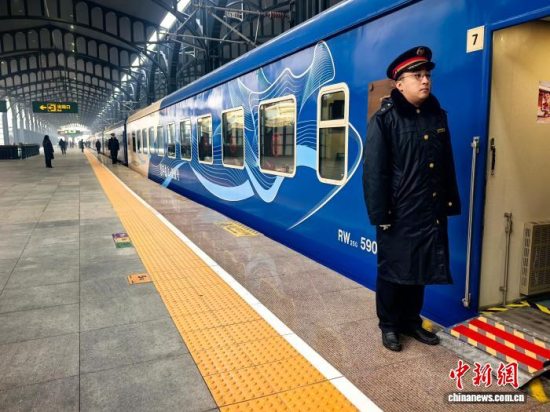 黑龙江开行2025年冬首趟“悠享龙江·银旅号”冰雪旅游列车