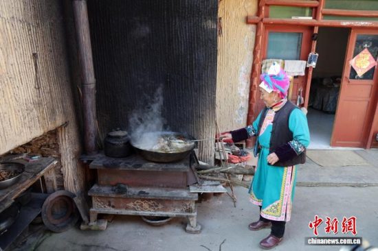 四川茂县古羌寨迎羌年：烟火里的传统与新生