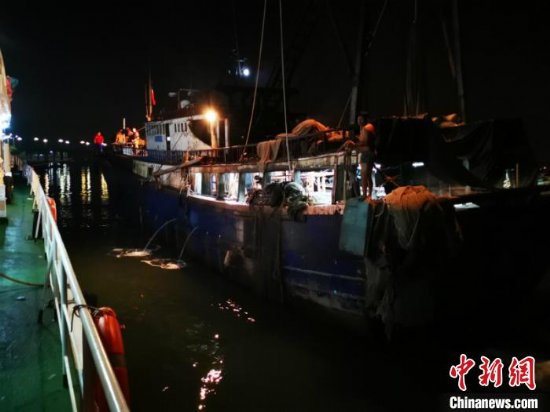 广西海警局严打海底犁地式非法捕捞查获多起案件
