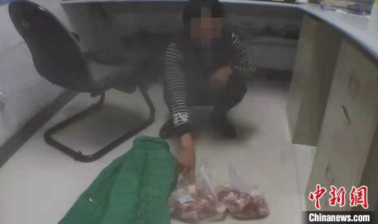 自贡一女子因嘴馋在超市连续两次盗取猪肉近6斤被拘留五天