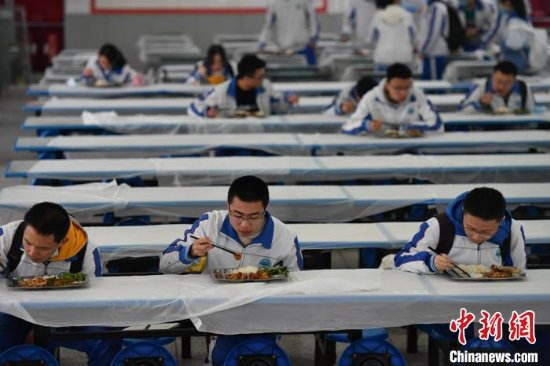 四川45.7万余名高三学生4月1日正式开学复课 食堂单向间隔就餐