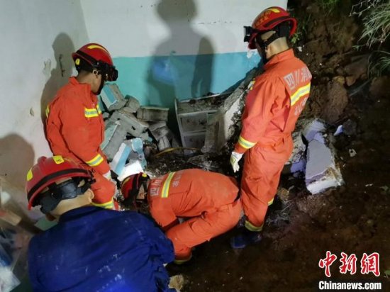 甘洛县新市镇持续降雨引发山体垮塌 消防紧急营救2名被埋者