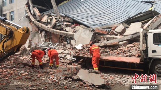 哈尔滨市道里区北方金属交易市场内四层建筑发生坍塌 救援正在进行中