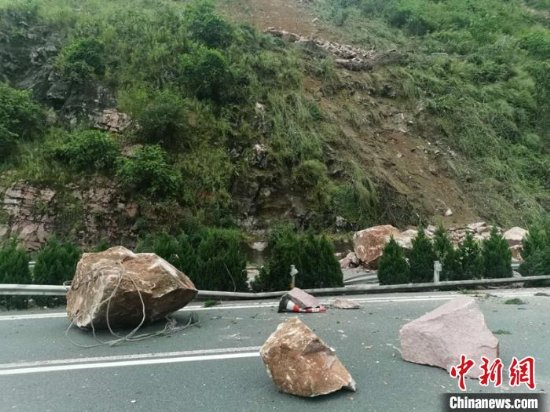 G5京昆高速公路四川雅西段因山体垮塌道路双向中断