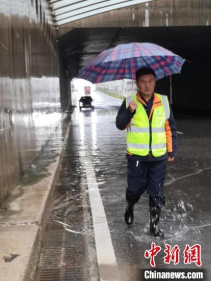 太原持续遭遇降雨天气致路面塌坑 500余名“数字城管”冒雨巡查