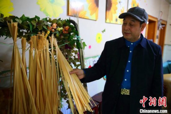 宣汉县南坝镇退休教师曾阔繁花4年时间用竹子编成《清明上河图》