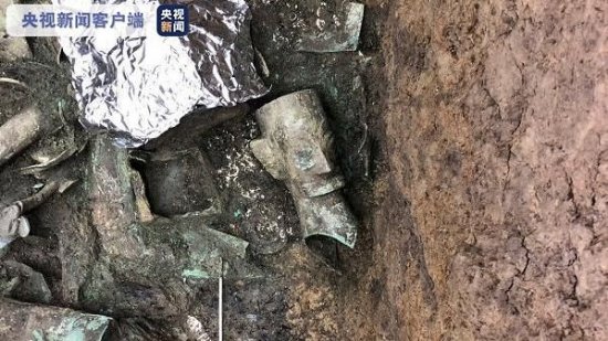 三星堆遗址考古发掘现场3号坑成功出土一件青铜人头像