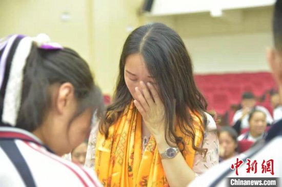 什邡市七一中学111名藏族学生告别母校 返回青海玉树参加高考