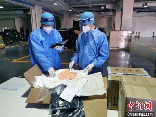 今年以来北京海关已检出17批次共584件不合格进口服装