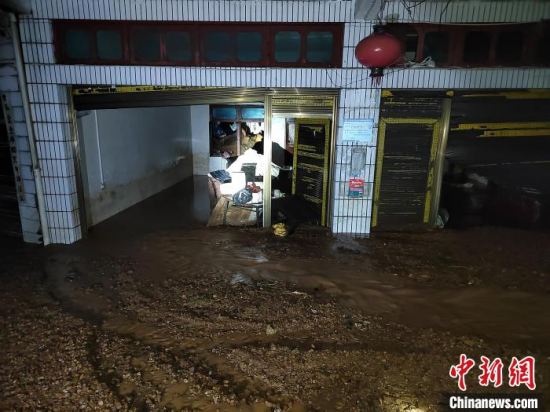 毕节市织金县熊家场镇遭遇特大暴雨袭击发生洪涝 武警深夜驰援