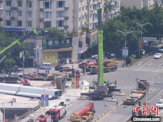德阳市区一在建人行天桥发生事故 被困工人已成功救出