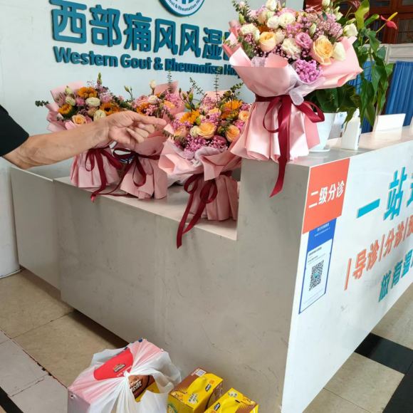 医师节，青羊区卫健局领导手捧鲜花来到成都西部痛风风湿医院