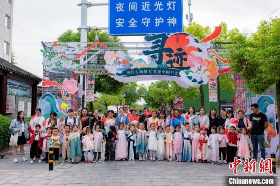 扬州“网红”古街开展“寻迹”活动 让更多民众参与古城保护