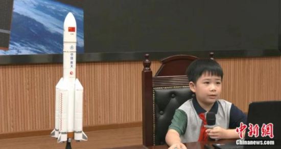 9岁“火箭男孩”严弘森走红：自制PPT给同学上航天课