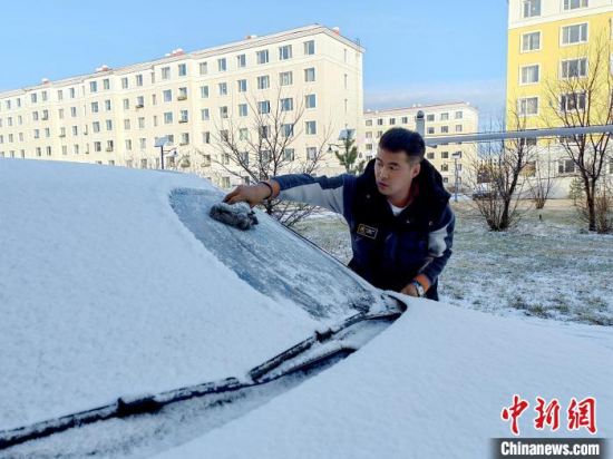 “中国最冷小镇”大兴安岭呼中区城区迎今冬首场雪