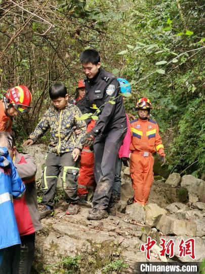 绵竹市汉旺镇警民合力成功救援68名深山迷路游客