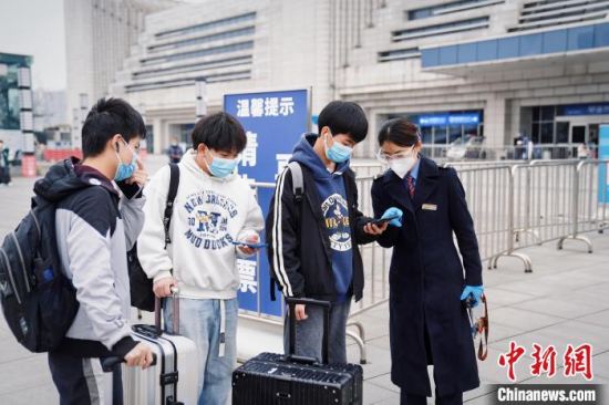 重庆火车站乘车旅客有所增长 以学生返乡为主占比较大