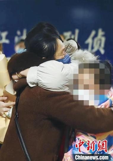 江油：3岁女童火车站被拐 失散35年后回家团圆一家人相拥而泣