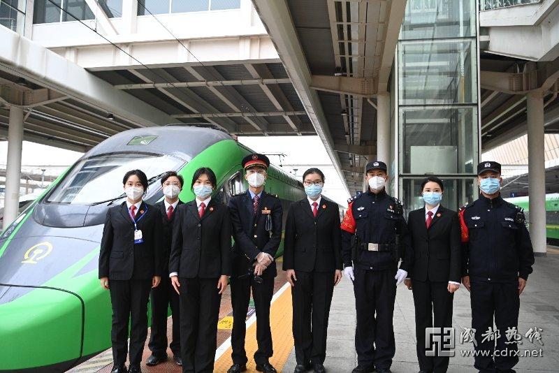 新成昆铁路线上警民共度第三个中国人民警察节