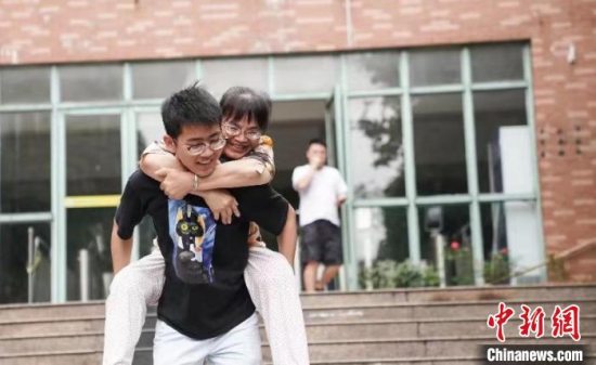 南昌航空大学“90后”男孩赵建军带瘫痪母亲上学 ：我就是妈妈的双腿