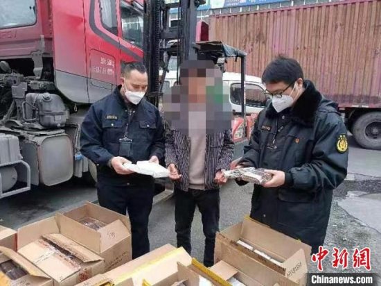 新都：5000余条雪茄烟藏身货车涉嫌非法运输被查获