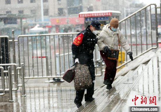 多地出现大范围降温雨雪天气 铁路公安鏖战风雪为旅客保安全送温暖