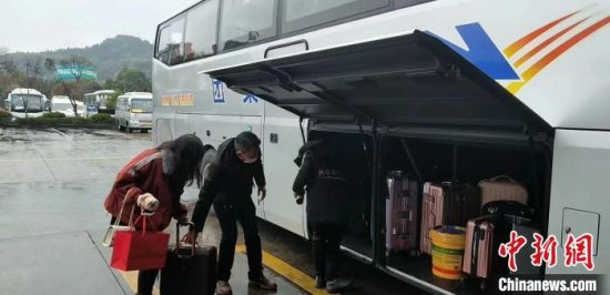南充：长途客运司机杨洪连续16年“方向盘上”过除夕