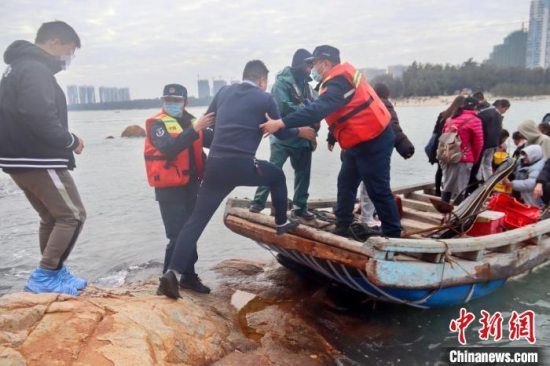 福建漳州海警2023年春节期间成功救助32名被困游客