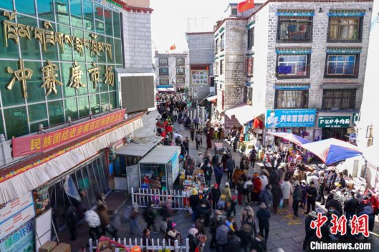 距离藏历水兔新年越来越近 西藏年货市场商户话新春 