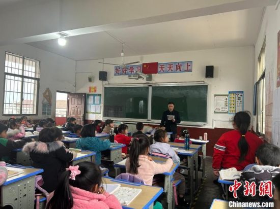 益阳市桃江县小学教师扎根乡村三十载 做好孩子受益一生的教育