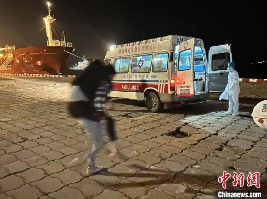 广西防城港市海上搜救中心12日晚成功救助一名海上作业受伤昏迷渔民