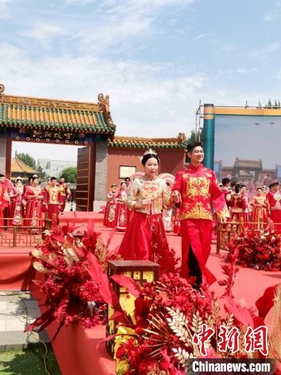 沈阳千年古城上演首届中式公益集体婚礼 53对新人共同许下爱的誓言