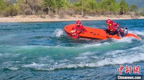 林芝市森林消防支队开展水域救援专项训练 提高应对汛期水域灾害事故救援能力