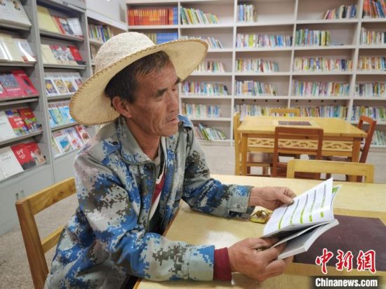 兰州市榆中县夏官营镇农家书屋管理员景正红16年的坚守：让更多人乐享阅读