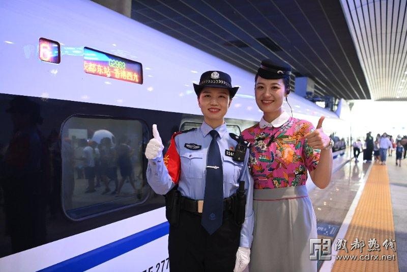 西昌铁警全力护航成都直通香港高铁列车首发