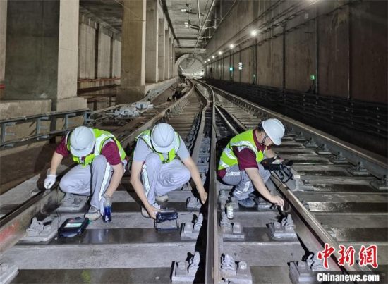 高温下的台州市域铁路S1线钢轨“医生”：步行50余公里  护航列车通途
