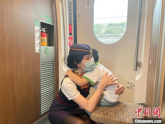 广九客运段90后“列车妈妈”席瑜婧的暑运“育儿宝典”