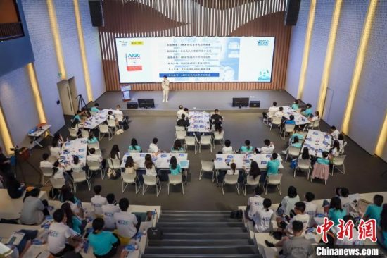 青年组团在重庆两江数字经济产业园·互联网园研学：谈创新 话未来