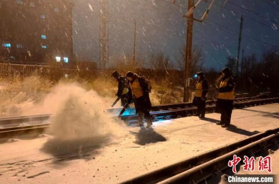 龙年春节后吉林省大部迎雨雪天气 铁路部门积极应对