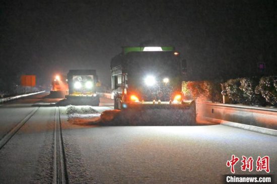 21个市县陆续出现雨夹雪或雪 安徽全力以赴开展道路除雪融冰工作