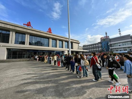 5日陕西铁路迎来返程客流高峰 全天预计发送旅客超过72万人次
