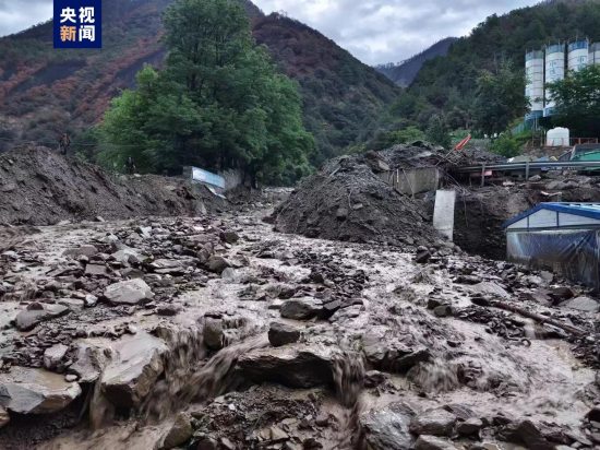 强降雨造成国道G318线甘孜州雅江县河口镇段断道